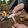 Nóż turystyczny survivalowy  12 cm na łańcuszku z etui survival