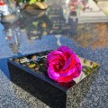 DEKORACJA na grób GRAWEROWANY ZNICZ podstawka na cmentarz RÓŻA DLA MAMY