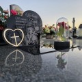 DEKORACJA na grób GRAWEROWANY ZNICZ podstawka na cmentarz RÓŻA DLA ŻONY