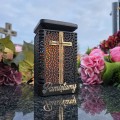 ZNICZ SOLARNY LED LAMPION NA GRÓB STATUETKA NA CMENTARZ Z KRZYŻEM