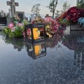 ZNICZ SOLARNY LED LAMPION NA GRÓB STATUETKA NA CMENTARZ Z KRZYŻEM