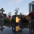 ZNICZ SOLARNY LED LAMPION NA GRÓB STATUETKA NA CMENTARZ Z KRZYŻEM