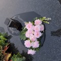 Wiązanka na grób ze zniczem solarnym KOMPOZYCJA KWIATOWA podstawka serce