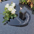 Wiązanka na grób ze zniczem solarnym KOMPOZYCJA KWIATOWA podstawka serce