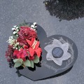 Wiązanka na grób ze zniczem solarnym KOMPOZYCJA KWIATOWA podstawka serce